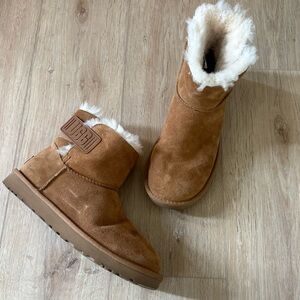 UGG Mini Chestnut Winter Boots Size 9